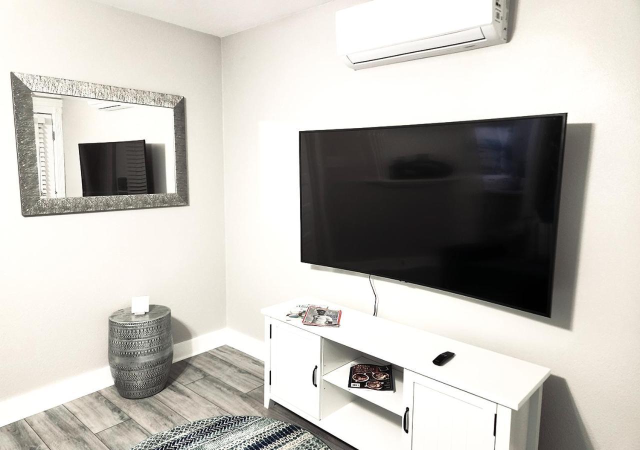Beautiful Guesthouse, Sleeps 4 - Kitchen, Private Laundry, Ac, Parking, 65' Tv, Close To Stores, Restaurants & Beach 롱비치 외부 사진