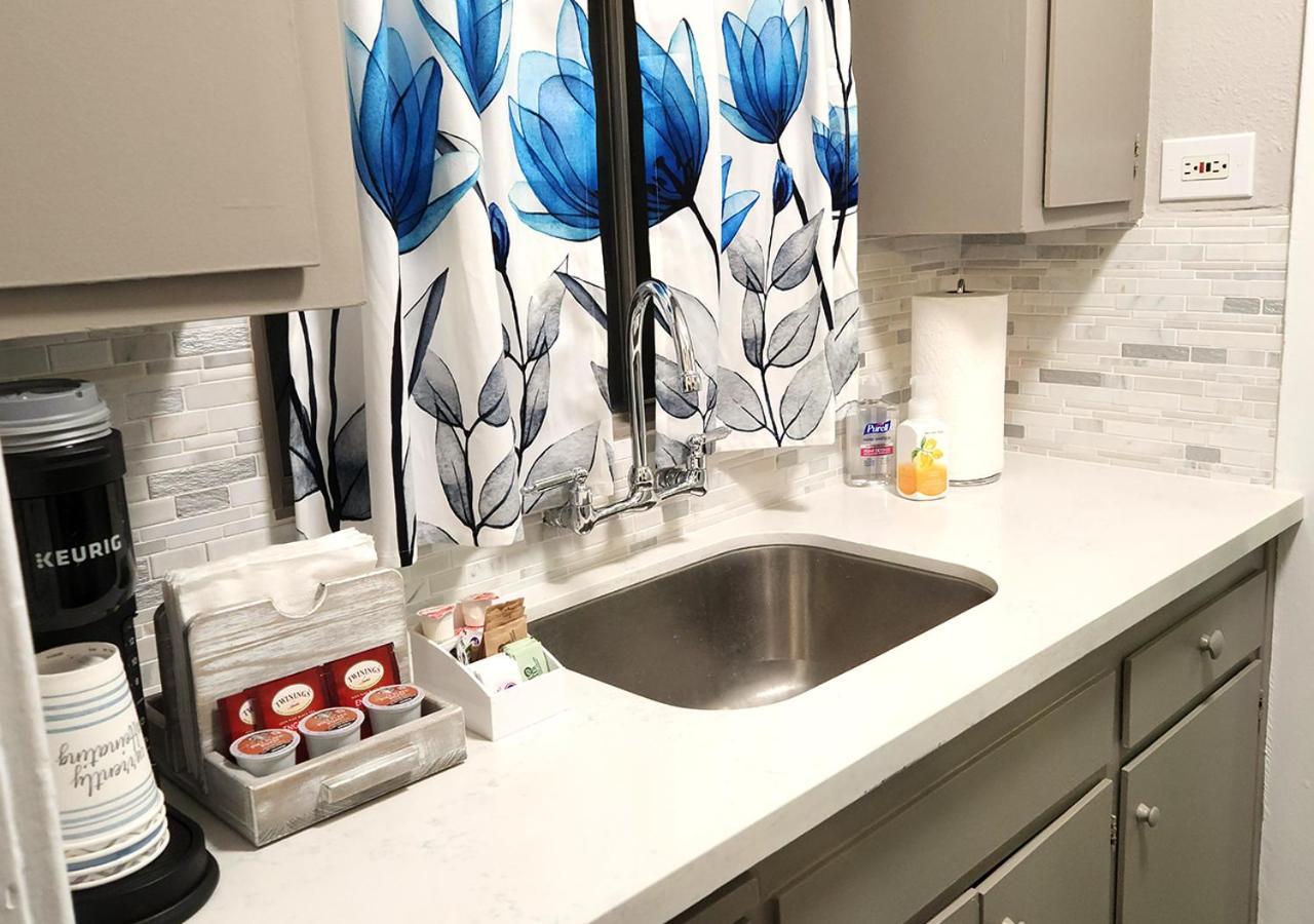 Beautiful Guesthouse, Sleeps 4 - Kitchen, Private Laundry, Ac, Parking, 65' Tv, Close To Stores, Restaurants & Beach 롱비치 외부 사진